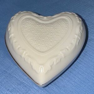 Lenox porcelain heart-shaped trinket box 4” wide made in USA